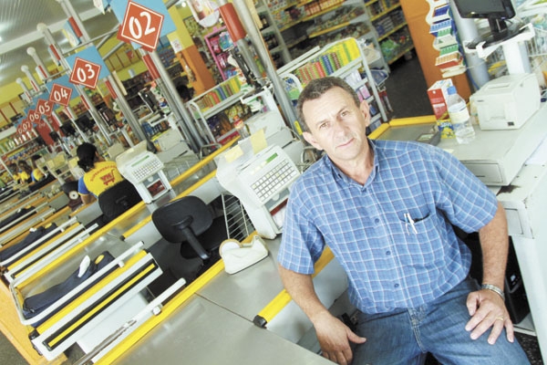 APOSTA - Vilmon de Paula era açougueiro e decidiu montar o próprio mercado na avenida César Martins Pirajá